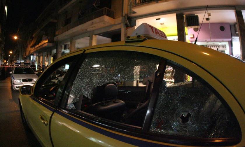 Αθήνα: Επίθεση 30 αγνώστων σε ταξί στην οδό Αθηνάς