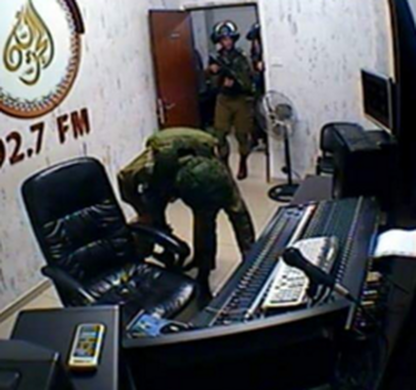 Ο ισραηλινός στρατός έκλεισε παλαιστινιακό ραδιοφωνικό σταθμό (pics)