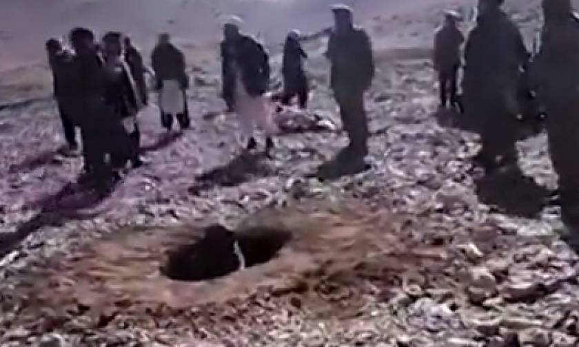 Οι Ταλιμπάν έδειξαν την ανθρωπιά τους και λιθοβόλησαν μοιχαλίδα (vid)