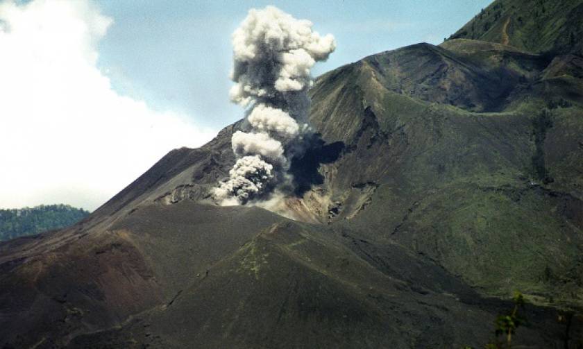 Ινδονησία: Κλειστά αεροδρόμια λόγω ηφαιστειακών εκρήξεων