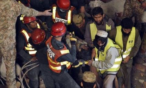 Πακιστάν: 200 άνθρωποι κάτω από τα συντρίμια εργοστασίου που κατέρρευσε (video)