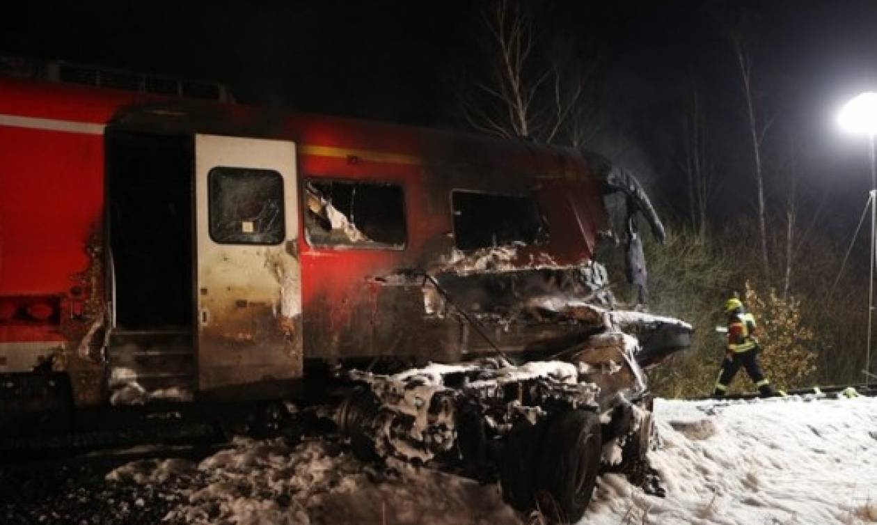 Γερμανία: Δύο νεκροί και δεκάδες τραυματίες από σύγκρουση τρένου με φορτηγό (video)
