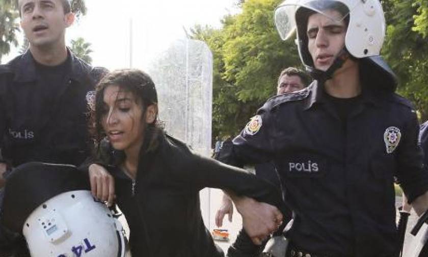 Με πλαστικές σφαίρες και δακρυγόνα διέλυσε η τουρκική αστυνομία διαδήλωση φοιτητών (video)