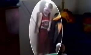 Σοκαριστικό ατύχημα: Αγοράκι κρεμάστηκε από το παράθυρο στο σαλόνι του σπιτιού του (video)