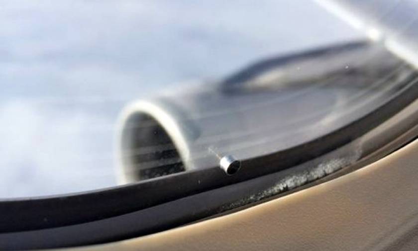 Εσείς ξέρετε γιατί υπάρχει η μικροσκοπική τρύπα στα παράθυρα των αεροπλάνων;