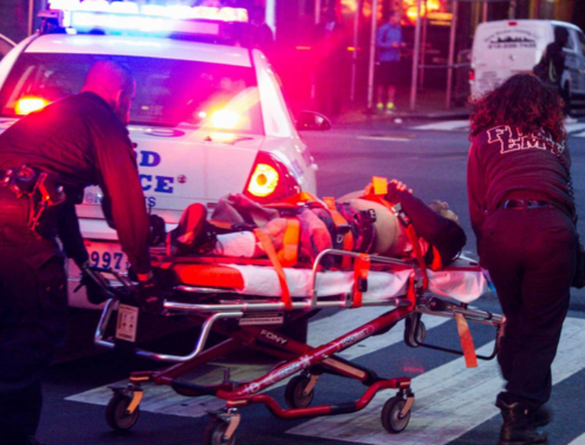 Ένας νεκρός, δύο τραυματίες από πυροβολισμούς στο κέντρο του Μανχάταν (pics&vid)