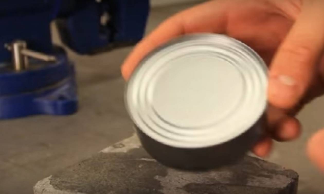 Απίστευτο… Πώς να ανοίξεις μια κονσέρβα, χωρίς ανοιχτήρι (video)