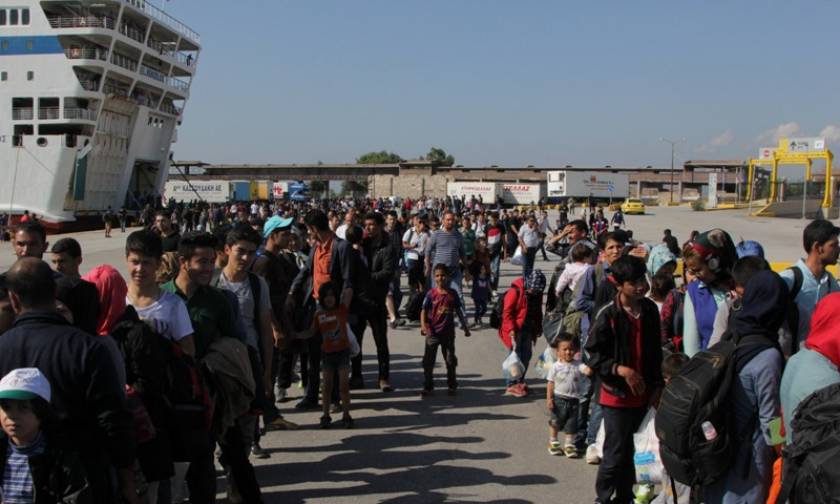Χιλιάδες μετανάστες έφτασαν και πάλι στον Πειραιά