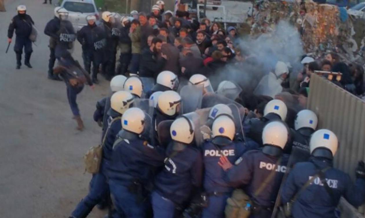 Ιωάννινα: Δακρυγόνα και προσαγωγές σε επεισόδια έξω από εργοστάσιο (photos)