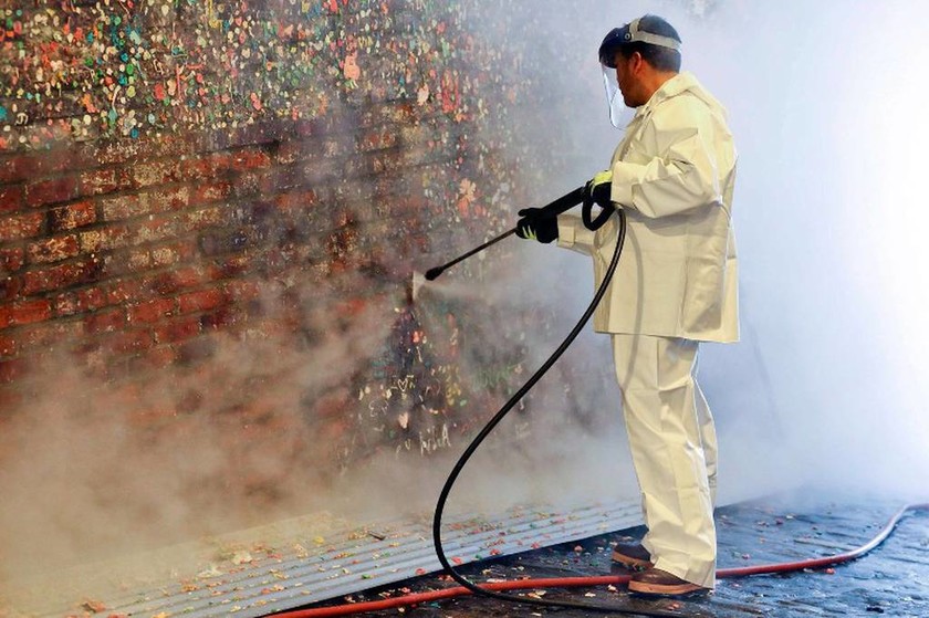 ΗΠΑ-Σιάτλ: Ο «τοίχος με τις τσίχλες» καθαρίστηκε έπειτα από 20 χρόνια! (pics)