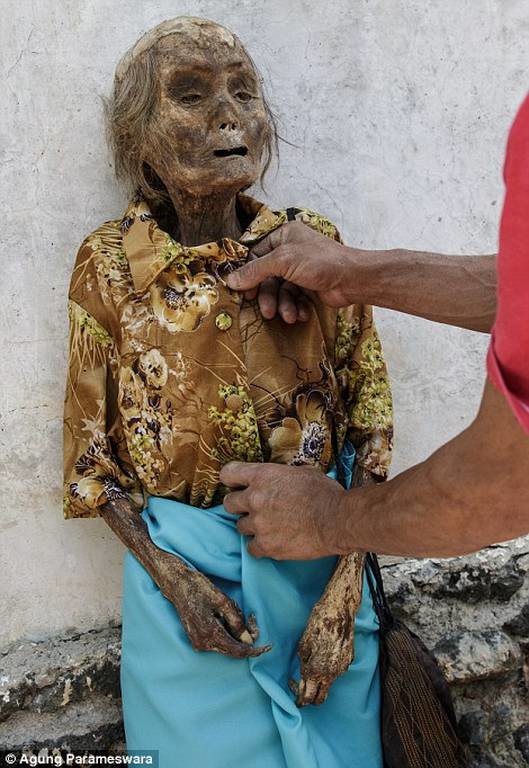 Ινδονησία: Ξεθάβουν τους νεκρούς και τους περιφέρουν στα χωριά (photos)