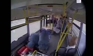 Σοκαριστικό βίντεο: Οδηγός αστικού λεωφορείου αποκοιμιέται στο τιμόνι