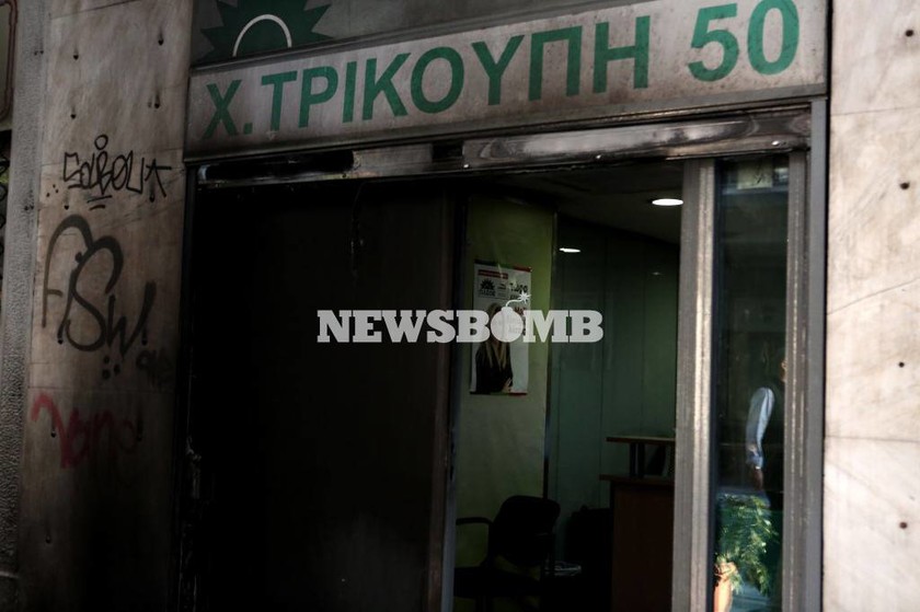Επεισόδια Αθήνα: Επίθεση με βόμβες μολότοφ στα γραφεία του ΠΑΣΟΚ