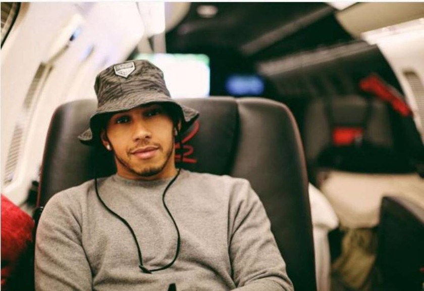 Η φωτογραφία του  L. Hamilton στο Instagram στο αεροπλάνο για Βραζιλία
