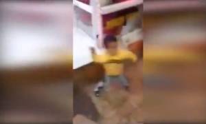 Βίντεο – σοκ: Τρίχρονο αγοράκι βγάζει μαχαίρι για «να χύσει αίμα»
