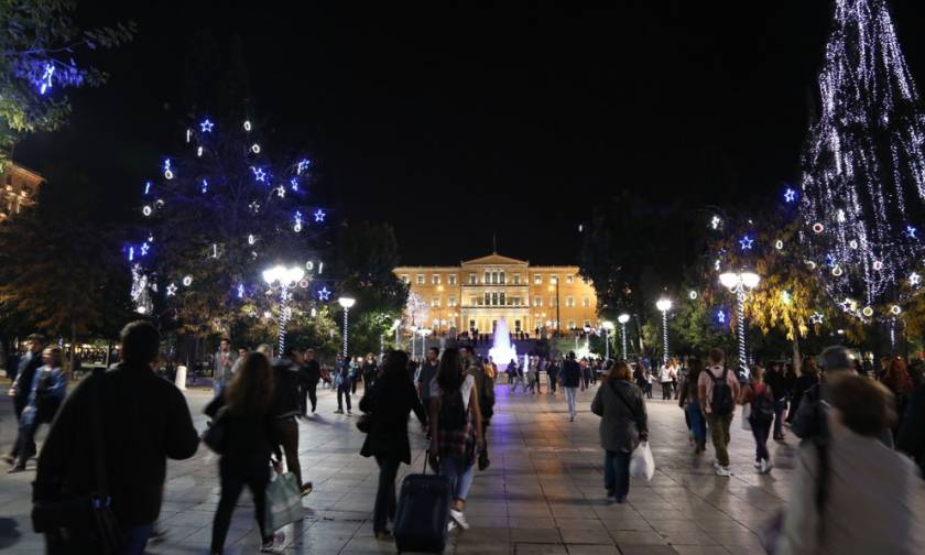 «Μύρισε» Χριστούγεννα στην Αθήνα – Η πόλη έβαλε από νωρίς τα γιορτινά της (photos)