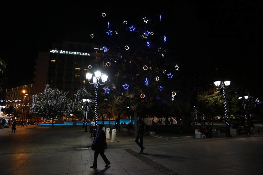 «Μύρισε» Χριστούγεννα στην Αθήνα – Η πόλη έβαλε από νωρίς τα γιορτινά της (photos)