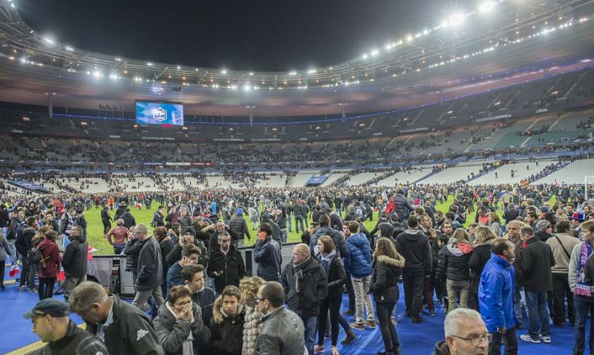 Επίθεση Παρίσι: Οι Γάλλοι εκκενώνουν το Stade de France τραγουδώντας τον εθνικό ύμνο (vid)