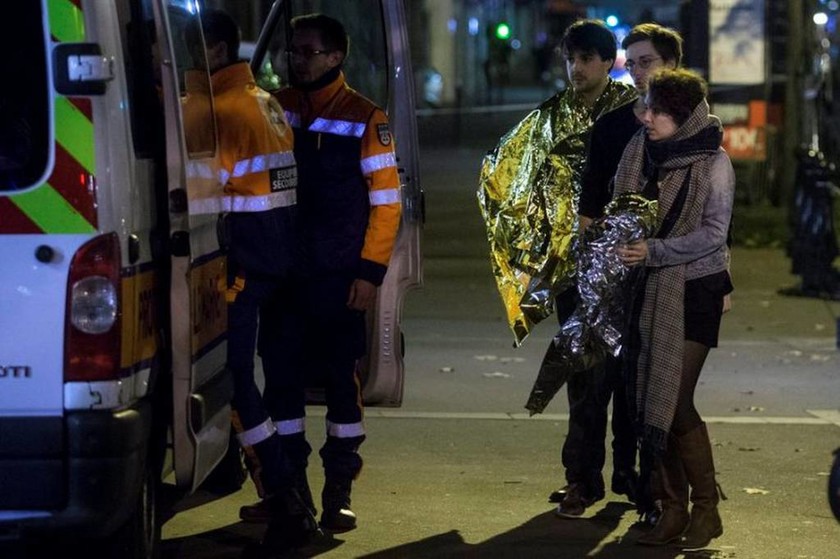 Επίθεση Παρίσι: Το βράδυ που η γαλλική πρωτεύουσα βυθίστηκε στο αίμα μέσα από εικόνες που «παγώνουν»