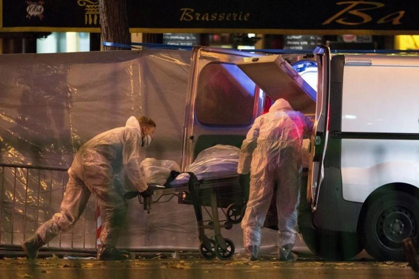 Επίθεση Παρίσι: Το βράδυ που η γαλλική πρωτεύουσα βυθίστηκε στο αίμα μέσα από εικόνες που «παγώνουν»