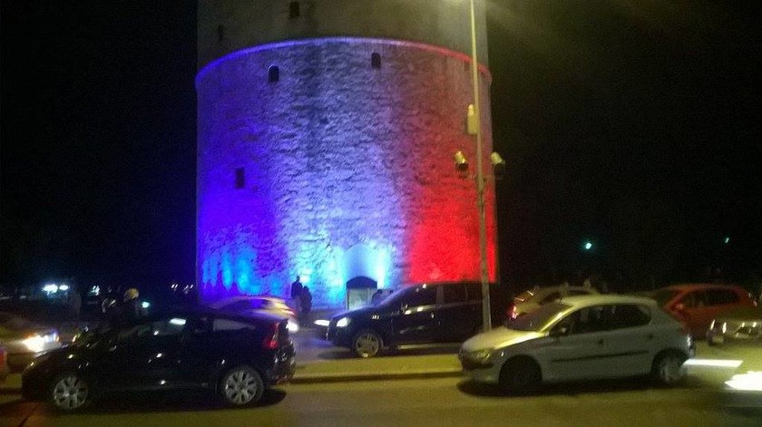 Στα χρώματα της γαλλικής σημαίας φωταγωγήθηκε ο Λευκός Πύργος (pics)