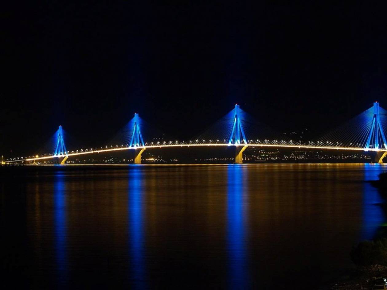 «Το φως θα γυρίσει στην πόλη του» - Το μήνυμα συμπαράστασης από την γέφυρα Ρίου- Αντιρρίου (photo)