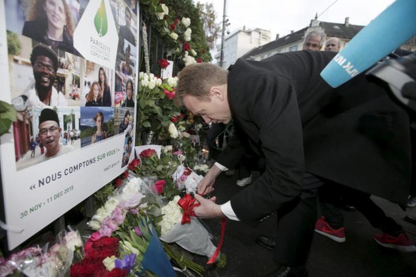 Επίθεση Παρίσι: Ένα λουλούδι ως ένδειξη συμπαράστασης σε όλες τις πρεσβείες του κόσμου