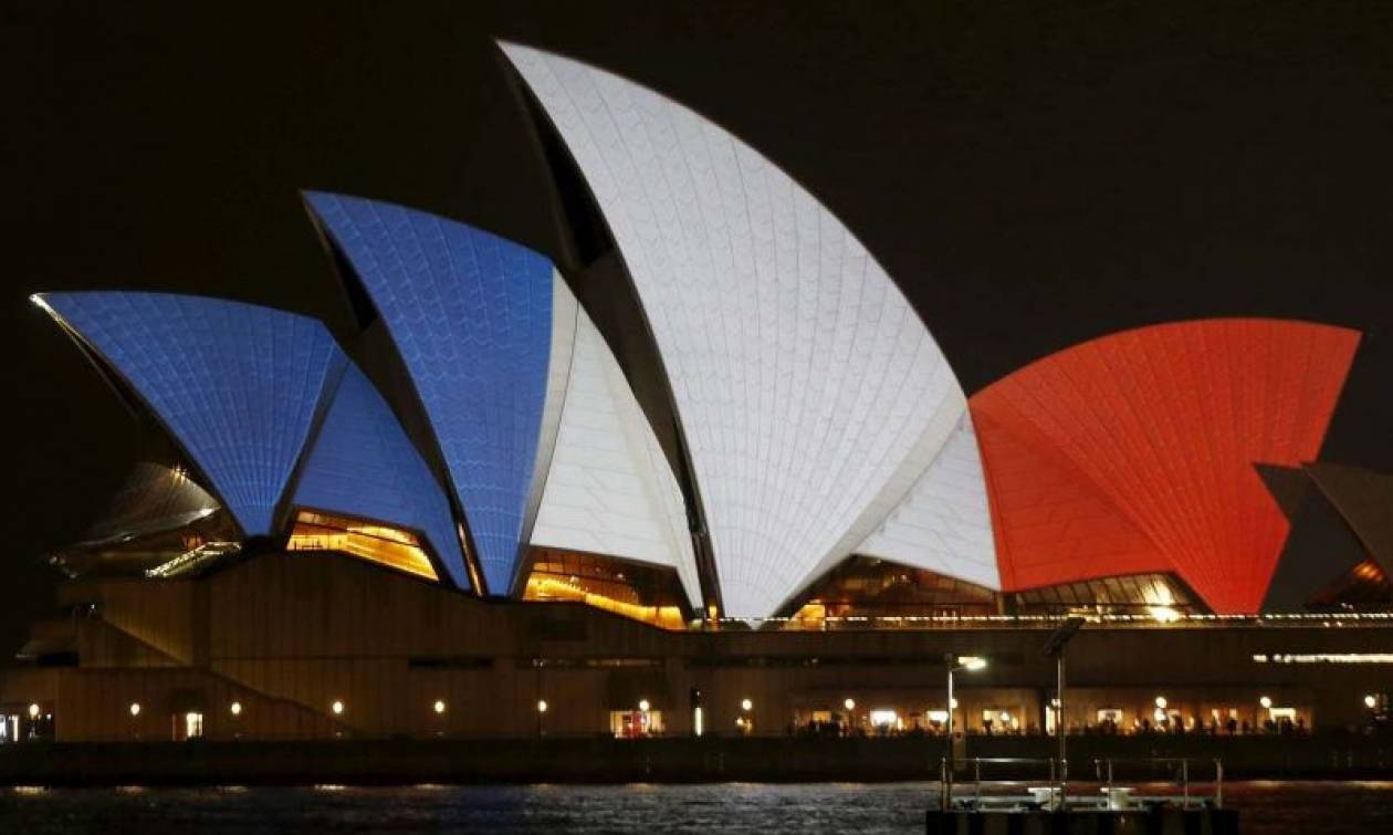 Επίθεση Παρίσι: Όλος ο πλανήτης στα χρώματα της Γαλλίας (photos)