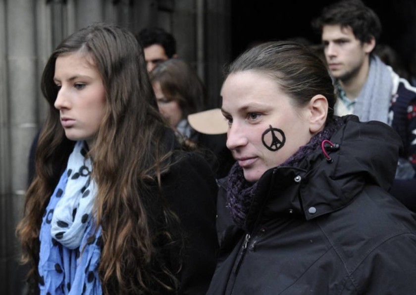 Επίθεση Παρίσι: Εκατοντάδες άτομα έδωσαν το «παρών» σε επιμνημόσυνη δέηση στο Εδιμβούργο