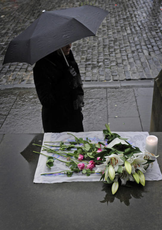 Επίθεση Παρίσι: Εκατοντάδες άτομα έδωσαν το «παρών» σε επιμνημόσυνη δέηση στο Εδιμβούργο