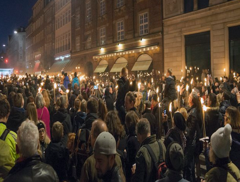 Η Ευρώπη θρηνεί τα θύματα των επιθέσεων-20.000 άτομα στους δρόμους της Κοπεγχάγης (pics)