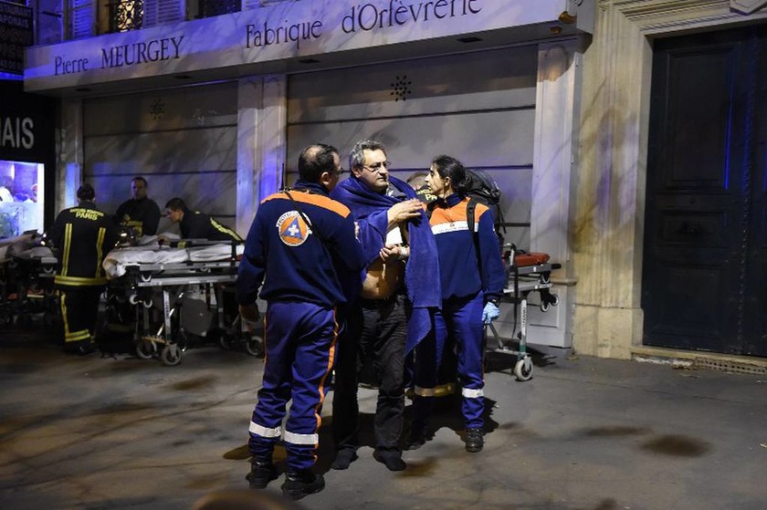 Συγκλονιστικά στιγμιότυπα - Το Παρίσι μετά τις τρομοκρατικές επιθέσεις (photos)