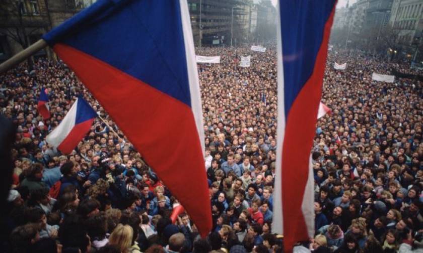 Τσεχία: Ενισχύονται τα μέτρα ασφαλείας στην Πράγα ενόψει της επετείου της Βελούδινης Επανάστασης