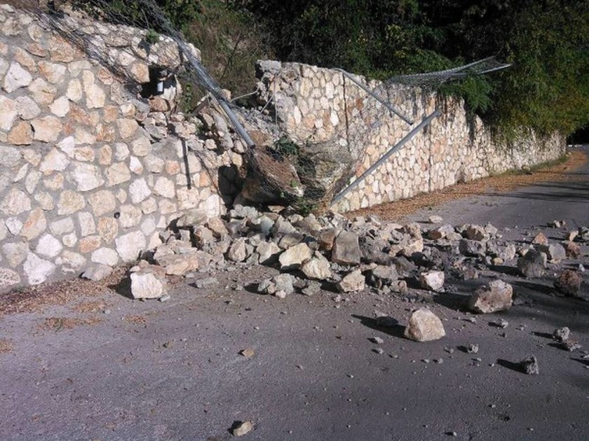 Σεισμός Λευκάδα: Δύο νεκρές γυναίκες τα θύματα των 6,1 Ρίχτερ (photos - videos)