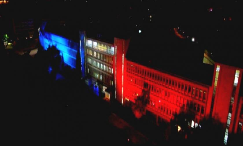 Στα χρώματα της γαλλικής σημαίας φωτίστηκε το Ραδιομέγαρο της ΕΡΤ (pics)