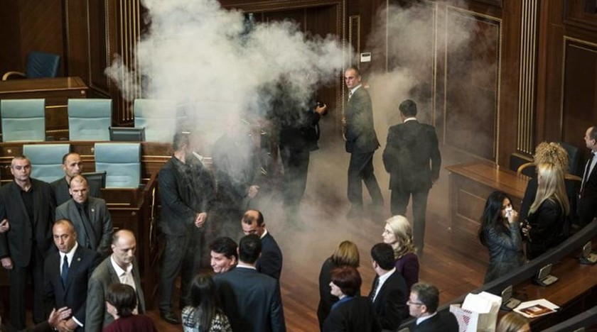 Κόσοβο: Δακρυγόνα και σπρέι πιπεριού στη Βουλή – Σοβαρά επεισόδια στην Πρίστινα (videos+photos)