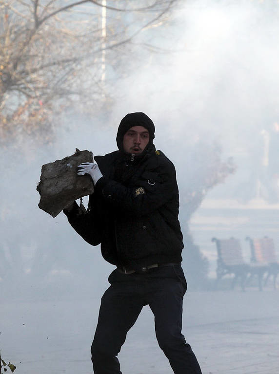 Κόσοβο: Δακρυγόνα και σπρέι πιπεριού στη Βουλή – Σοβαρά επεισόδια στην Πρίστινα (videos+photos)