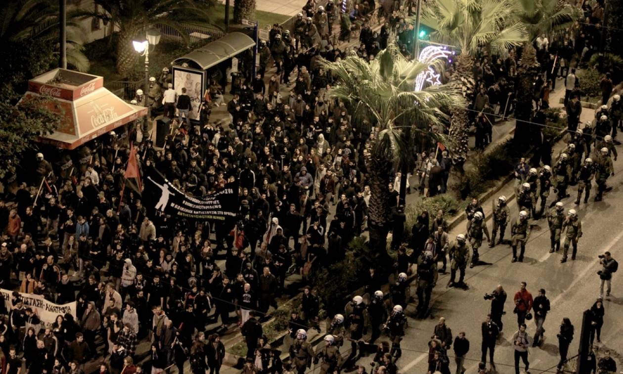 «Το Πολυτεχνείο ζει» - Χιλιάδες πολίτες διαδήλωσαν σε μία Αθήνα - φρούριο