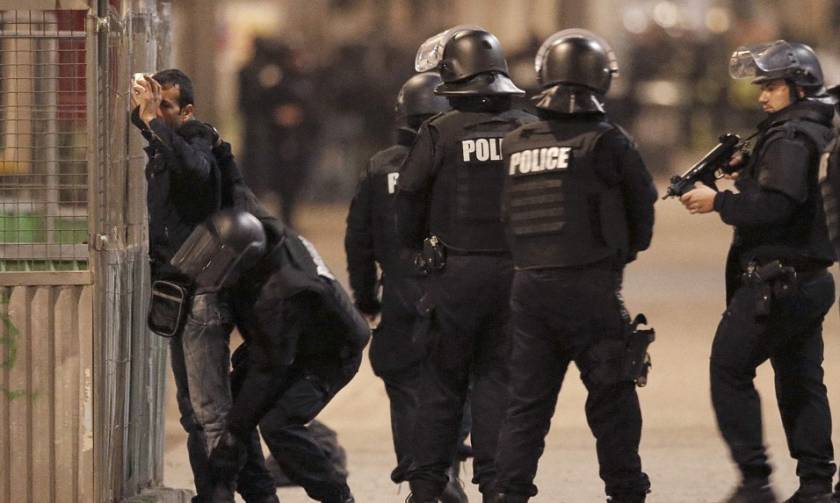 Παρίσι: 7 συλλήψεις και 2 νεκροί από την επιχείρηση στο Σεν Ντενί