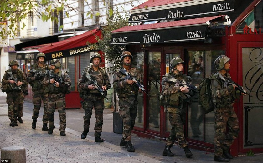 Παρίσι: Νέα επιχείρηση της αστυνομίας με ανταλλαγή πυροβολισμών και τραυματίες - Δείτε LIVE εικόνα