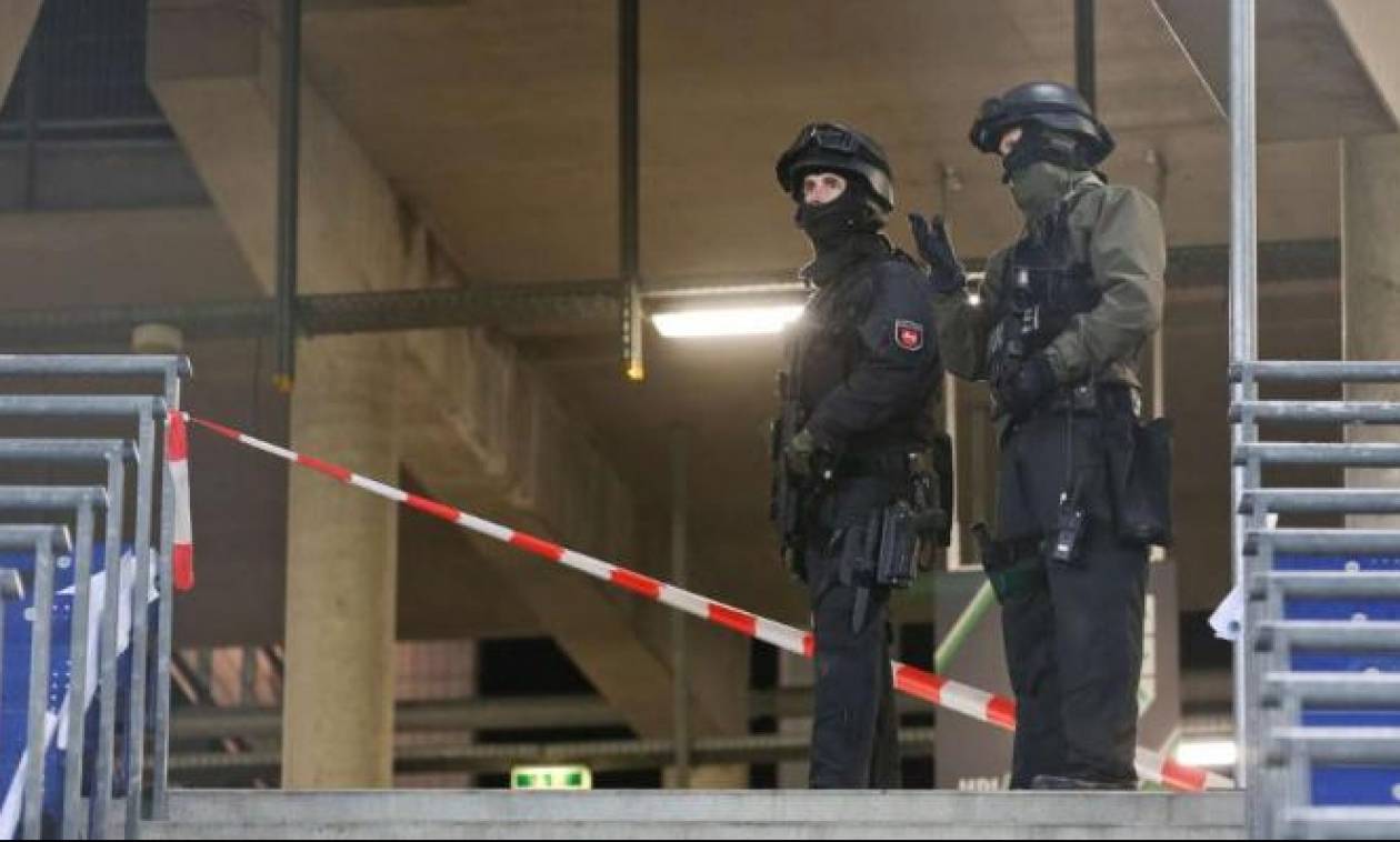 Επίθεση Παρίσι: Ο Σόιμπλε δεν αποκλείει ένοπλες δυνάμεις στο εσωτερικό της Γερμανίας