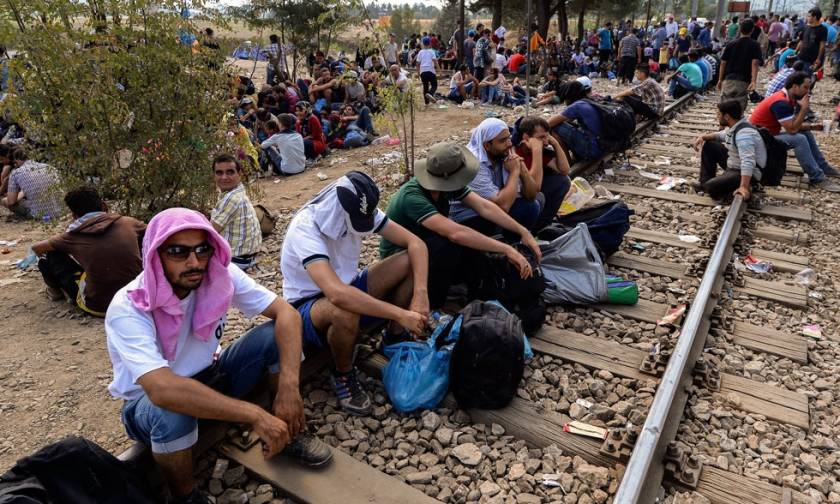 Οι Σκοπιανοί χτίζουν φράχτη για τους μετανάστες στα σύνορα με την Ελλάδα