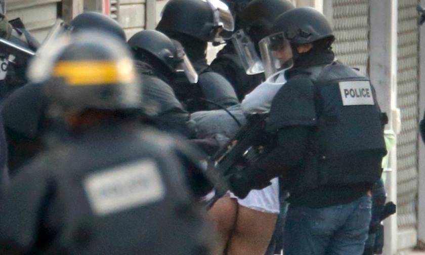 Παρίσι: Η σύλληψη του ημίγυμνου άνδρα στο Σεν Ντενί (video)