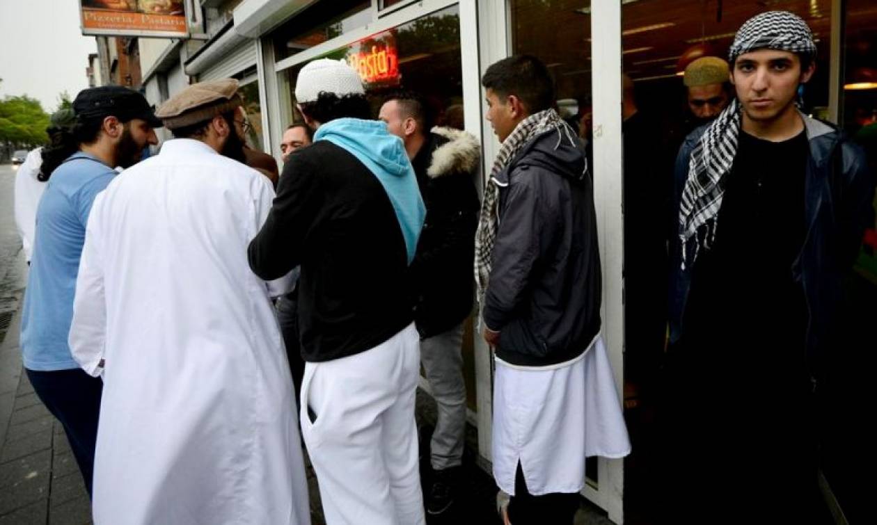Βέλγιο: Κλείνει τα παράνομα τζαμιά και φορά βραχιολάκι στους… υπόπτους