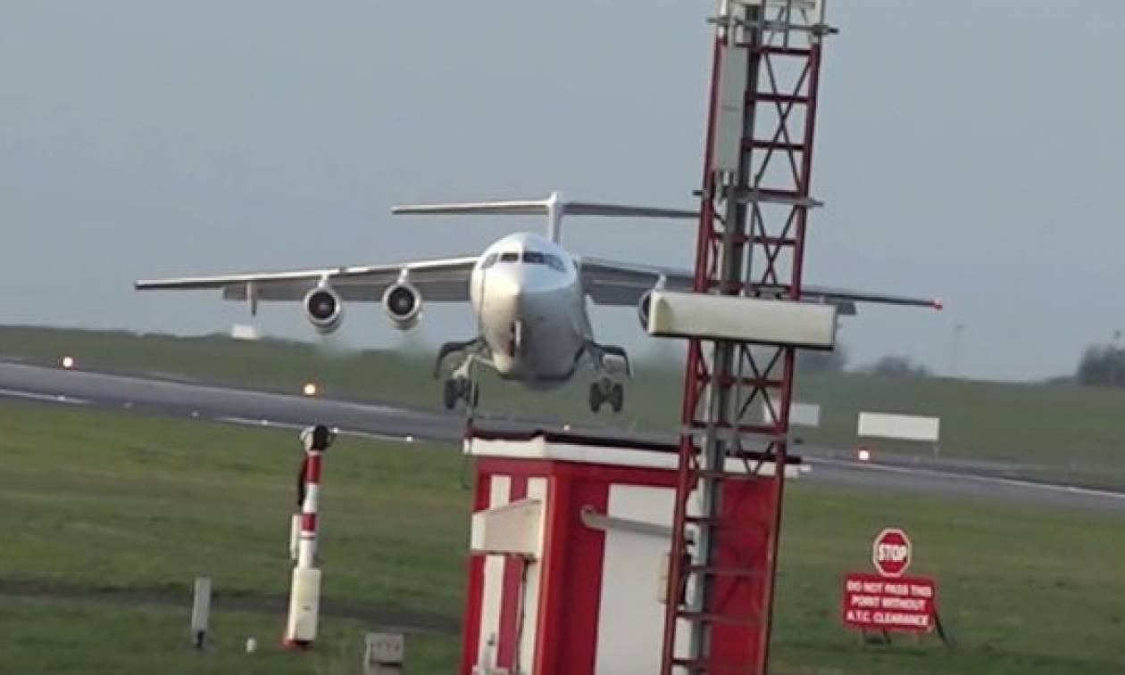 Τρόμος στον αέρα: Η δραματική προσγείωση αεροπλάνου (video)