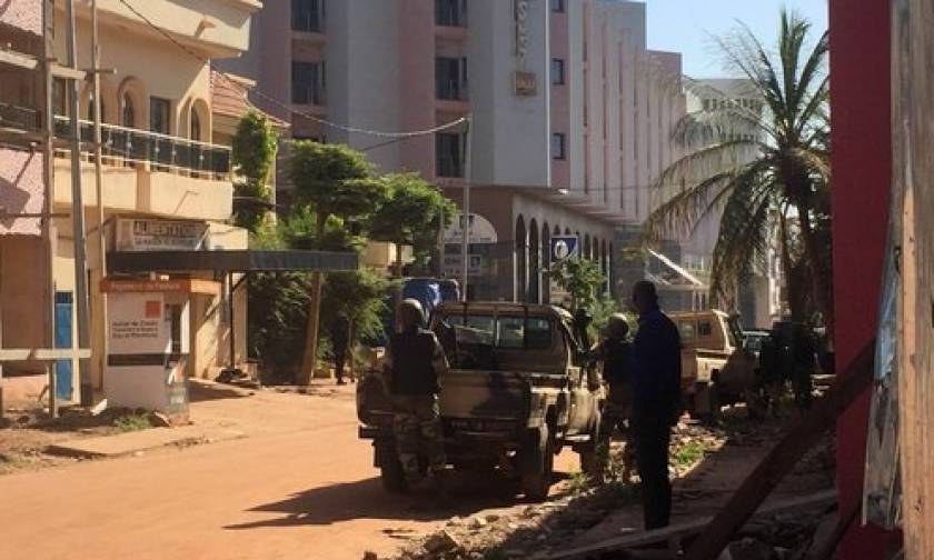 Μαλί: Πάνω από 100 όμηροι κρατούνται ακόμη - Ενισχύσεις από αμερικανούς στρατιώτες  (pics&vid)