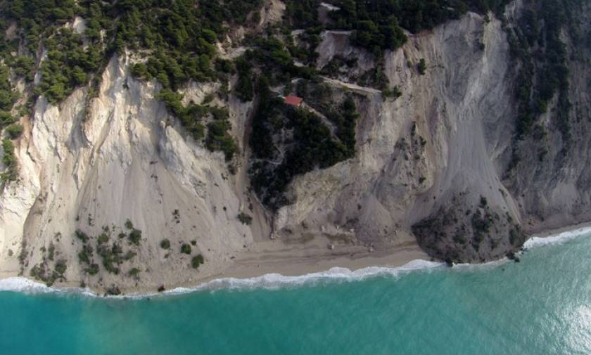 Οι εικόνες που σαρώνουν στο Διαδίκτυο – Η παραλία των Εγκρεμνών μετά το σεισμό (pics)