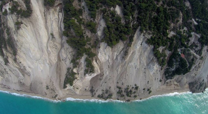 Οι εικόνες που σαρώνουν στο Διαδίκτυο – Η παραλία των Εγκρεμνών μετά το σεισμό 