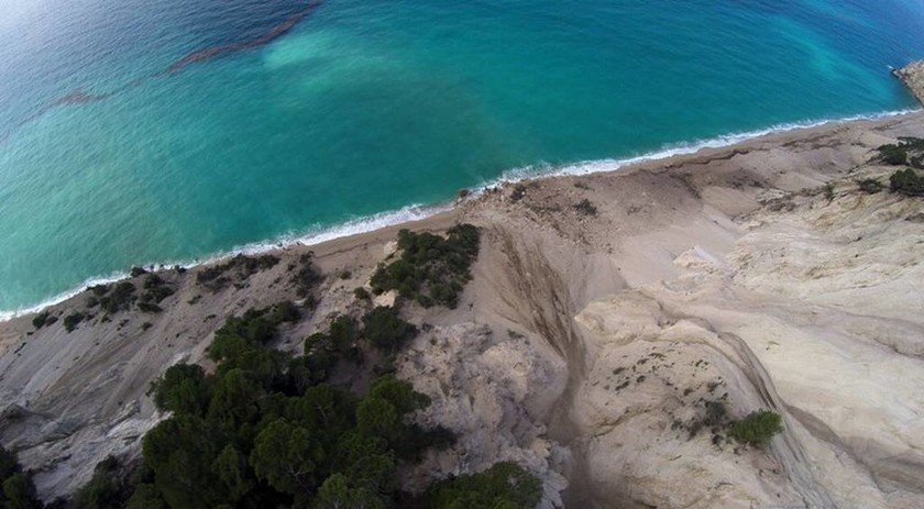 Οι εικόνες που σαρώνουν στο Διαδίκτυο – Η παραλία των Εγκρεμνών μετά το σεισμό 