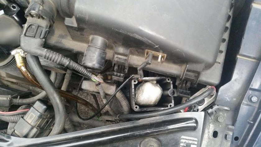 Καρδίτσα: Διακινητής έκρυβε κοκαΐνη στον κινητήρα του αυτοκινήτου (photo)